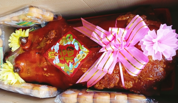 Heo quay cúng nguyên con Quận Tân Phú